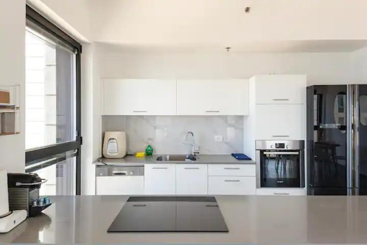 Oַ&O Group- Luxury Apt Tower Best Sea View Бат Ям Екстериор снимка