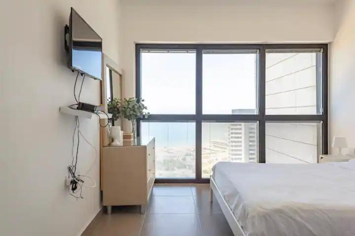 Oַ&O Group- Luxury Apt Tower Best Sea View Бат Ям Екстериор снимка