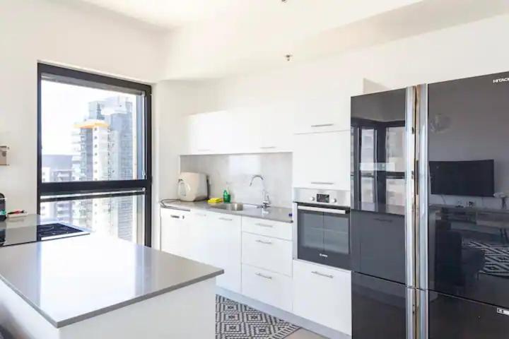 Oַ&O Group- Luxury Apt Tower Best Sea View Бат Ям Екстериор снимка