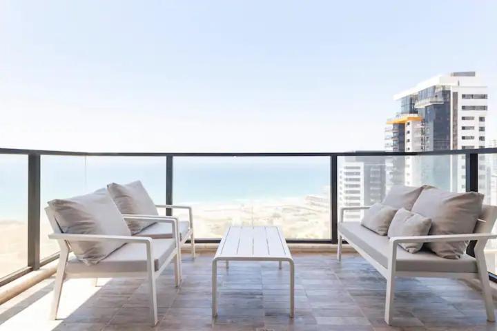 Oַ&O Group- Luxury Apt Tower Best Sea View Бат Ям Екстериор снимка