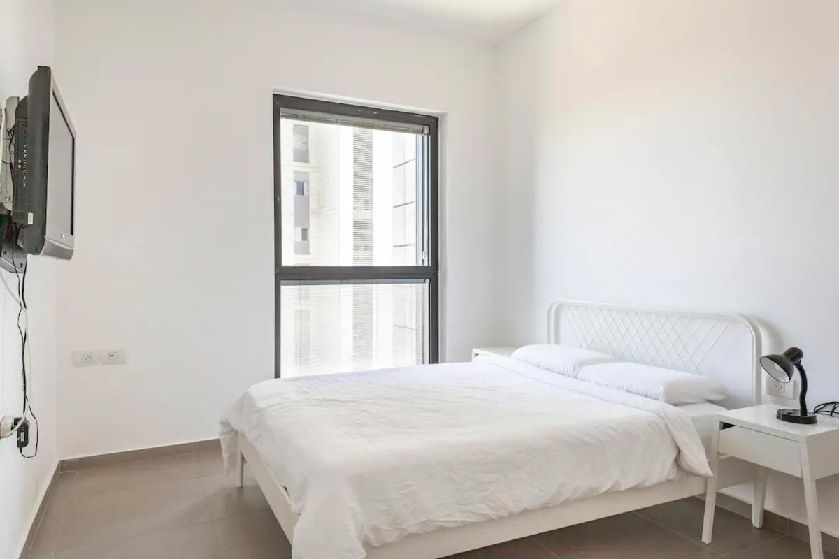 Oַ&O Group- Luxury Apt Tower Best Sea View Бат Ям Екстериор снимка