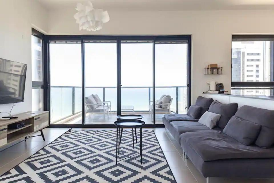 Oַ&O Group- Luxury Apt Tower Best Sea View Бат Ям Екстериор снимка