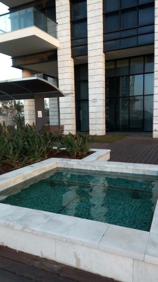 Oַ&O Group- Luxury Apt Tower Best Sea View Бат Ям Екстериор снимка